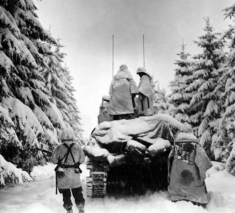 WW2-soldiers-behind-tank-in-winter