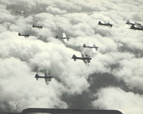 b17-flying -fortress-formation-ww2